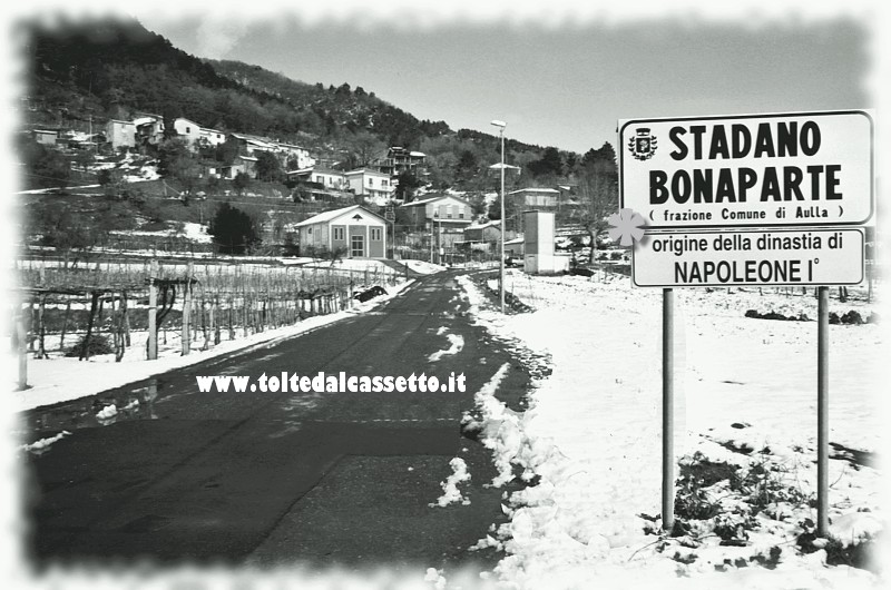 STADANO BONAPARTE (frazione di Aulla) - Panorama con segnaletica stradale che indica l'origine della dinastia di Napoleone I