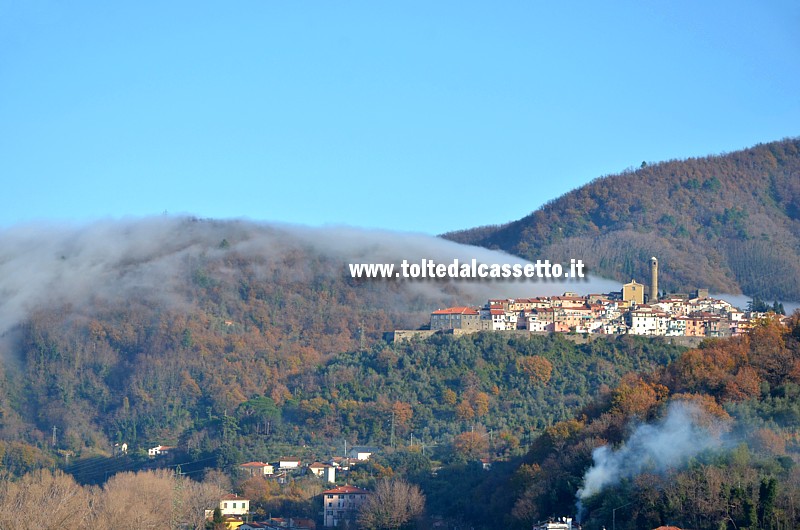 CAPRIGLIOLA (comune di Aulla) - La nebbia di dicembre avvolge le colline che sovrastano il borgo