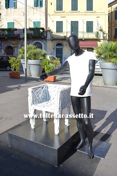CARRARAMARBLE WEEKS 2013 (Corso Carlo Rosselli) - Sedia in marmo con manichino