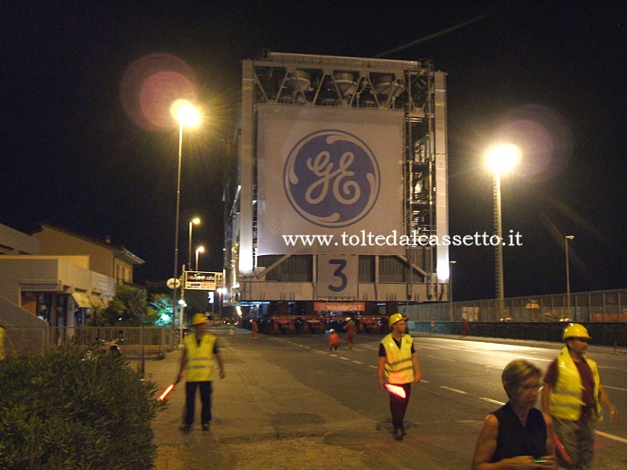 MARINA DI CARRARA (29 luglio 2013) - Il ciclopico terzo modulo della General Electric Oil & Gas - Nuovo Pignone percorre il Viale G. Da Verrazzano