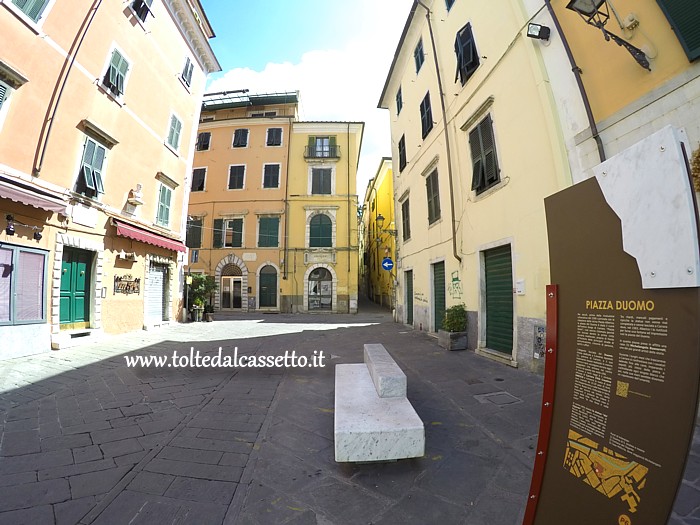 CARRARA (Piazza Duomo)- Lo stabile dove soggiorn varie volte Michelangelo Buonarroti