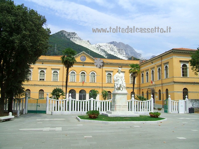 CARRARA (Piazza Gramsci) - Le Alpi Apuane fanno da sfondo alla biblioteca civica Cesare Vico Ludovici