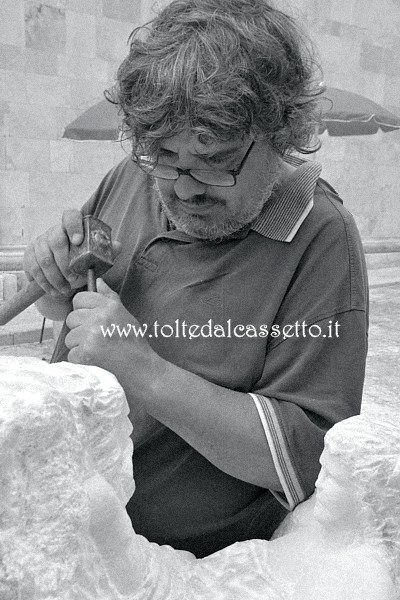 CARRARA (5 Simposio Internazionale di Scultura a mano) - L'artista italiano Andrea Lugarini al lavoro sulla sua scultura "Aronte e Sirena"