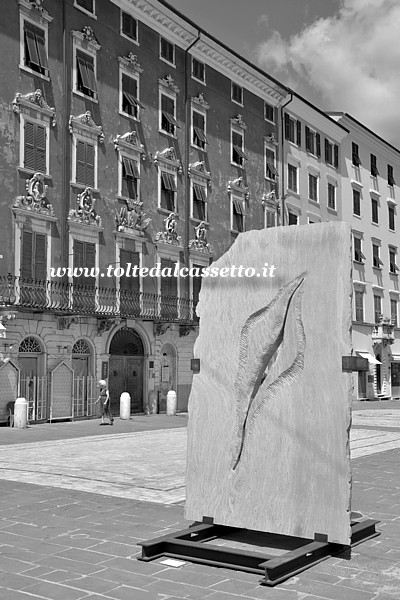 WHITE CARRARA 023 - Scultura in granito "Stele" di MOG Morgana Orsetta Ghini esposta in Piazza Alberica