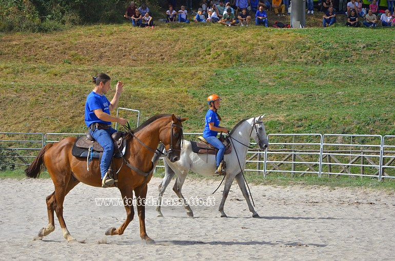 COMANO CAVALLI - Cavaliere saluta il pubblico durante lo spettacolo equestre