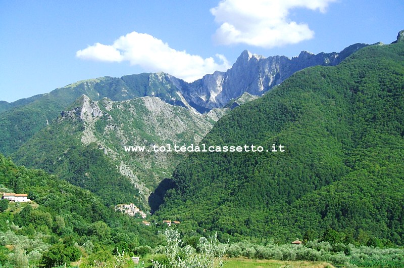 EQUI TERME (frazione di Fivizzano) - Panorama con le Alpi Apuane sullo sfondo