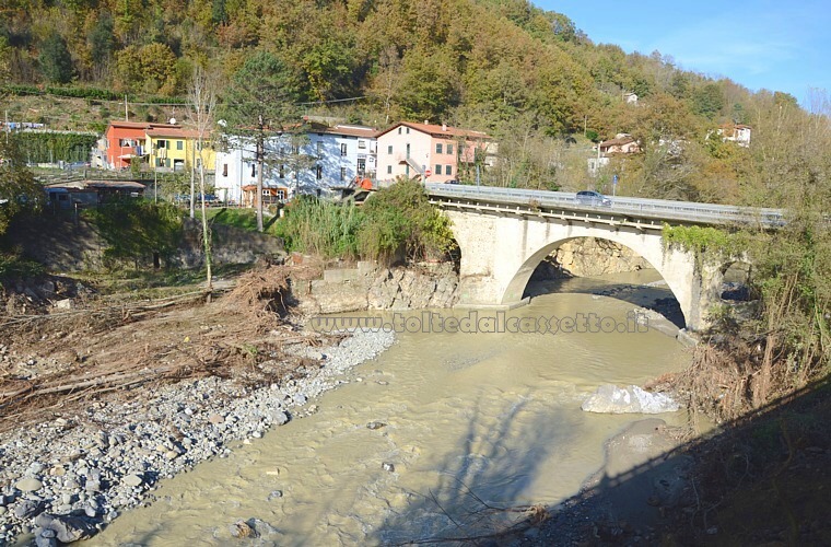 ROMETTA (comune di Fivizzano) - Il ponte sull'Aulella ha retto bene all'ondata di piena dell'11-11-2012. Dopo il crollo del ponte di Serricciolo, questa struttura ha consentito la viabilit tra Aulla e Fivizzano ed in direzione Fosdinovo/Carrara
