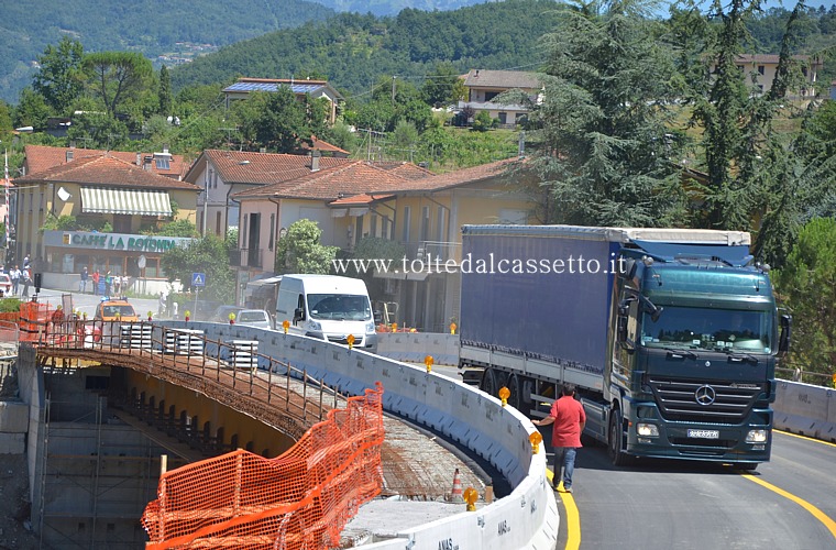 SERRICCIOLO (31 luglio 2013) - Alle ore 13 il nuovo ponte stradale sull'Aulella  stato aperto al traffico veicolare. Sulla Statale del Cerreto riprende la normale viabilit