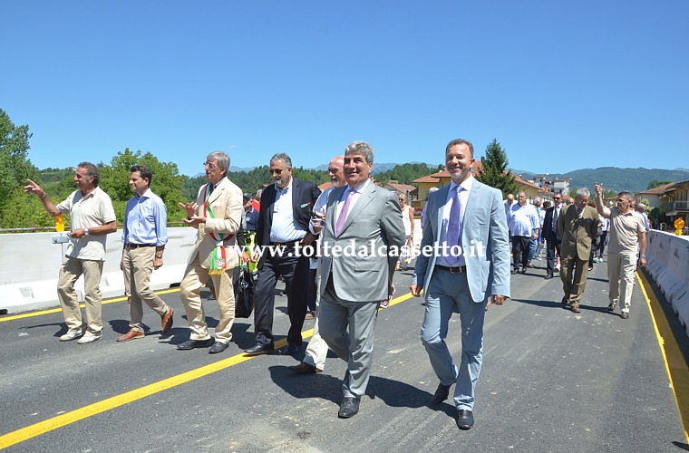 SERRICCIOLO (31 luglio 2013) - Le autorit presenti all'inaugurazione del nuovo ponte sull'Aulella alla testa del corteo di cittadini che ha attraversato a piedi la struttura prima delll'apertura al traffico