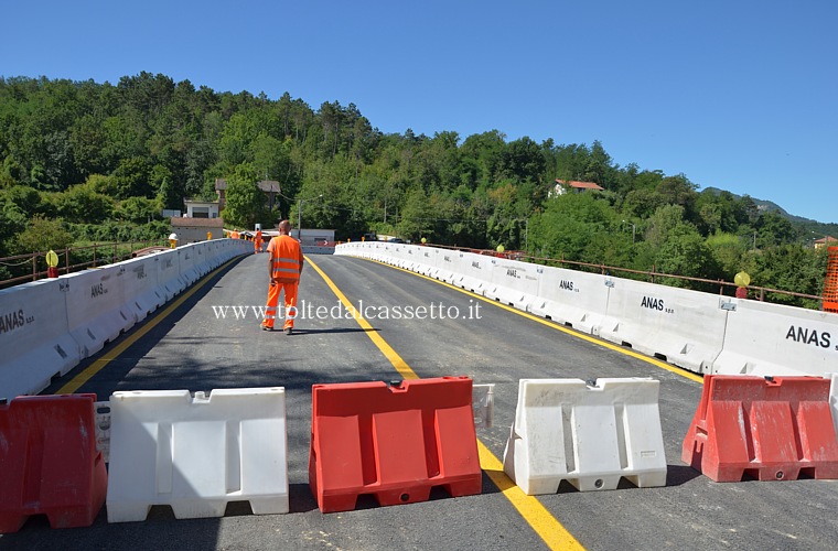 SERRICCIOLO di AULLA - La sede stradale del nuovo ponte sull'Aulella comprende due corsie per ogni senso di marcia (ognuna misura 3,5 metri) e due banchine laterali con marciapiedi e pista ciclabile