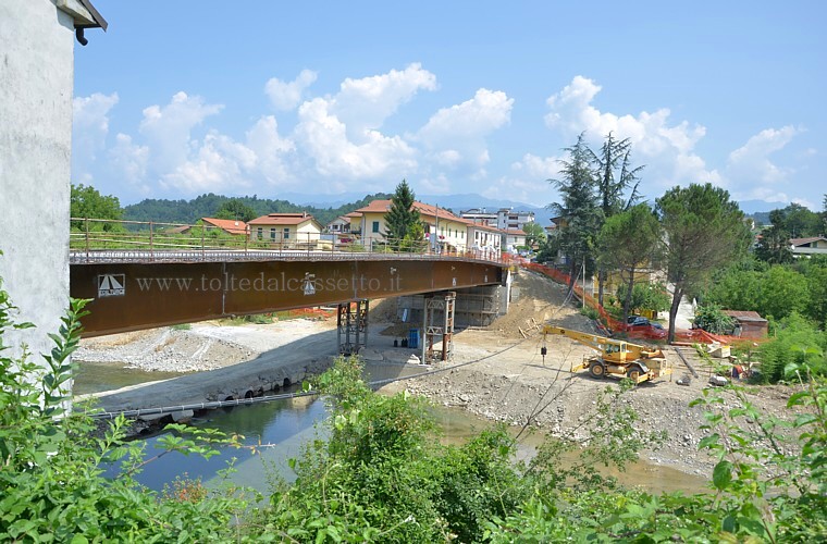 SERRICCIOLO (14 luglio 2013) - Il nuovo ponte stradale sull'Aulella (Statale del Cerreto)  ormai pronto per l'inaugurazione. La struttura, a campata unica per una lunghezza di 70 metri,  costata 2,2 milioni di euro