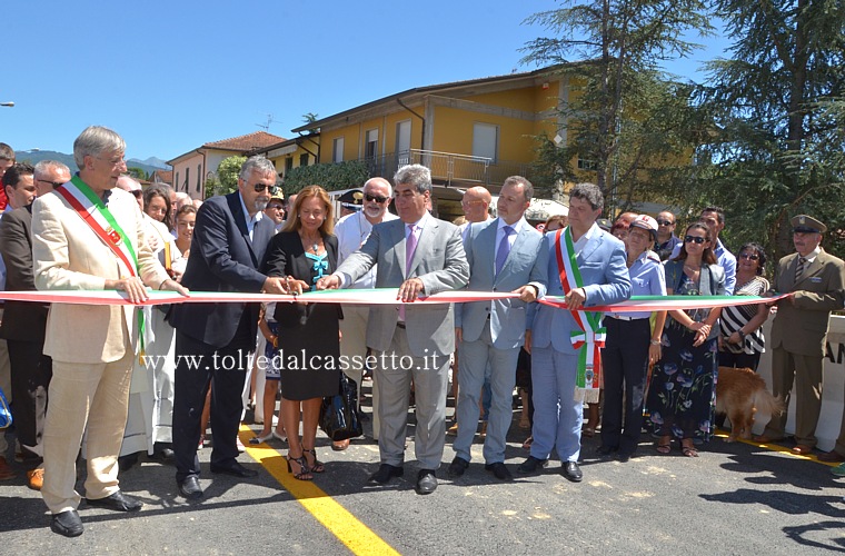 SERRICCIOLO (31 luglio 2013) - I sindaci di Aulla (Roberto Simoncini) e Fivizzano (Paolo Grassi) fanno da ala alle altre autorit che tagliano il nastro per inaugurare il nuovo ponte stradale sull'Aulella