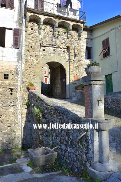 PONZANELLO (frazione di Fosdinovo) - Porta medievale di accesso al borgo e fontana in arenaria