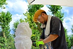 SIMPOSIO LUNENSE A FIVIZZANO - L'artista cinese Jun Ho Kim al lavoro sulla sua scultura di alabastro