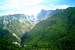 Panorama di Equi Terme incastonata nelle Alpi Apuane