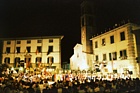 FIVIZZANO - Il teatro della manifestazione: la Piazza Medicea illuminata ed imbandierata a festa