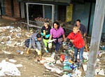AULLA (25 ottobre 2011) - Volontari al lavoro per ripulire un supermercato