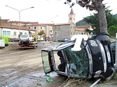 AULLA - Una Smart distrutta dalla violenza dell'alluvione nei pressi dell'Abbazia di San Caprasio