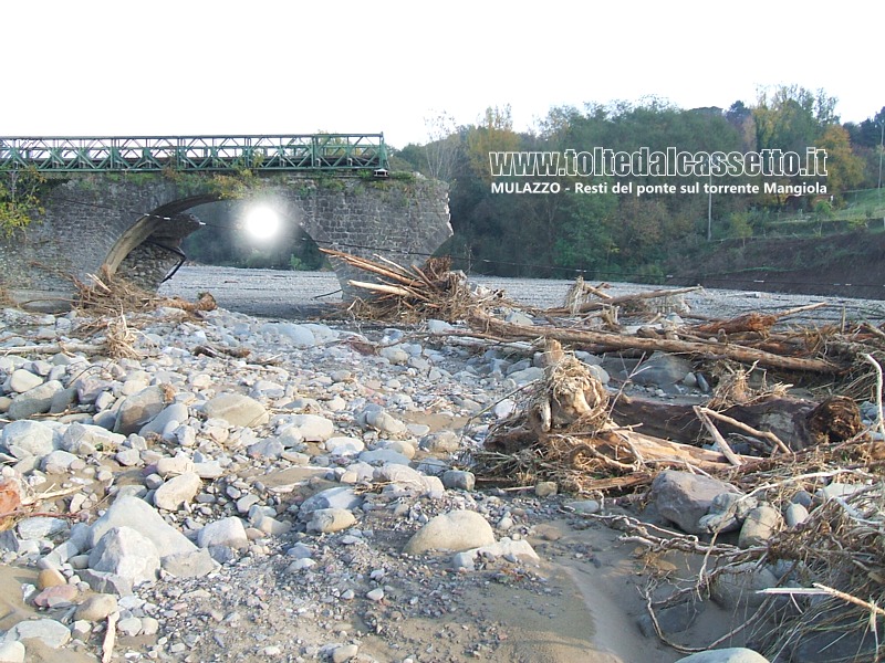 MULAZZO - I resti del ponte Bailey visti dal letto del torrente Mangiola dove si  accumulata una grande quantit di radici e tronchi e d'albero