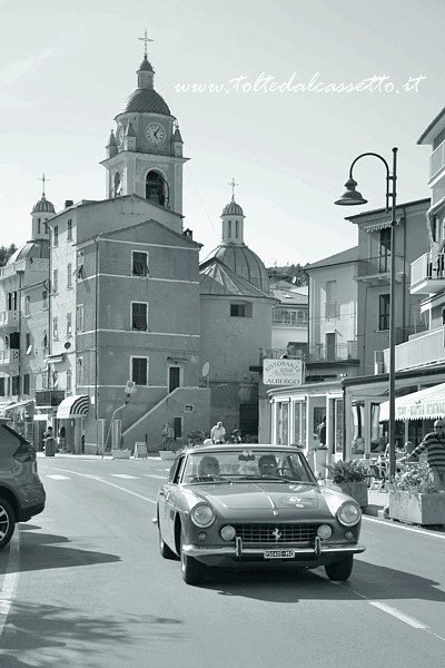 GRAN PREMIO TERRE DI CANOSSA 2018 (Lerici) - La Ferrari 250 GTE anno 1961 di Piedimonte e Marri (numero di gara 67 - Scuderia Circolo della Biella) mentre transita sul lungomare di Santerenzo