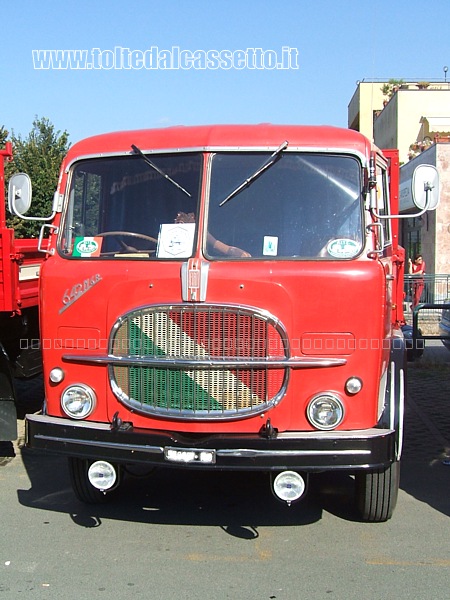Vista frontale di autocarro FIAT 642 N6R (in produzione dal 1958 al 1960)