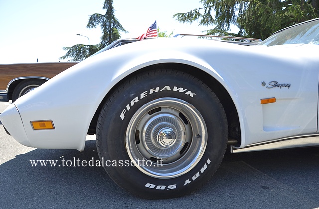 Particolare anteriore di una Chevrolet Corvette Stingray che monta cerchi originali e pneumatici Fireston Firehawk Indy 500
