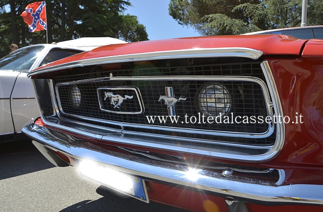 La calandra di una Ford Mustang Hard Top del 1968
