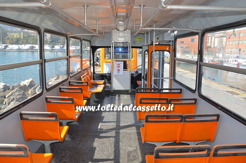 Interno e posti a sedere di filobus FIAT 668F/141 Ansaldo Viberti del 1951 (n. 203 - ATC La Spezia, ricarrozzato Mauri nel 1975 - Collezione AssoFitram)
