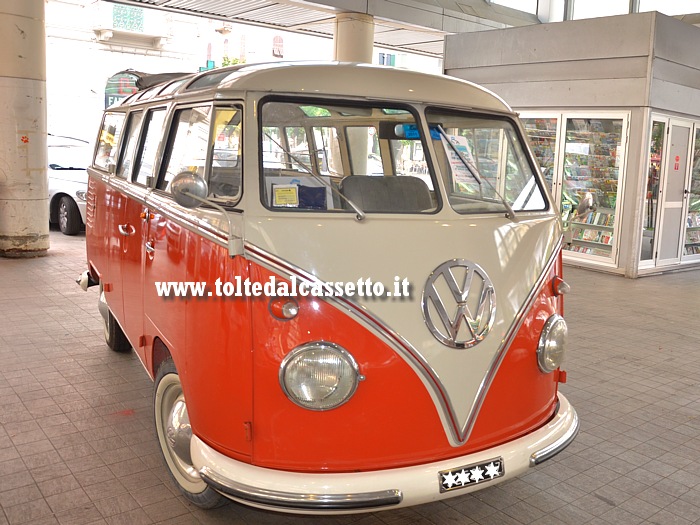 Pulmino bicolore VOLKSWAGEN TRANSPORTER T2 (Samba Bus). Questo tipo di veicolo, agli inizi degli anni '70, divenne uno dei simboli di vita e libert di movimento per hippie e figli dei fiori