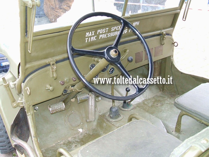 Posto guida di Jeep Willys Overland MB composite body del 1944.  Il cambio  a 3 marce + retromarcia, con riduttore a 2 rapporti
