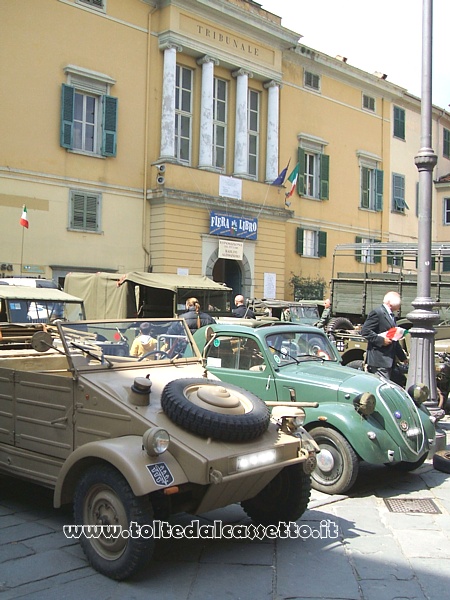 Una VOLKSWAGEN Typ-82 del 1944 e una FIAT 500 A (Topolino) esposte in Piazza della Repubblica a Pontremoli