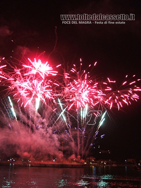 FOCE DEL MAGRA - Fuochi d'artificio di colore rosso per la "Festa di fine estate"