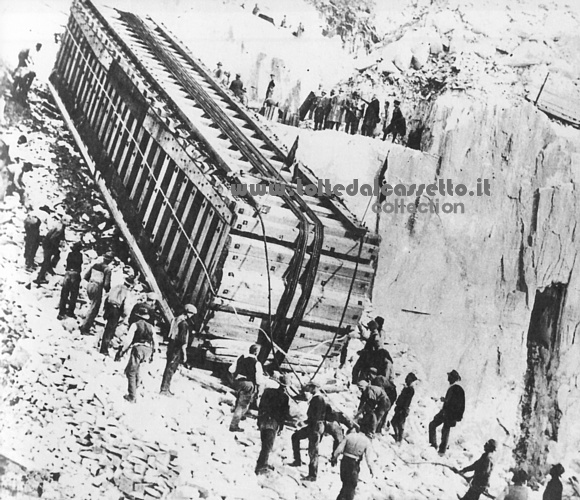 ALPI APUANE (Cava della Carbonera) - Nel novembre del 1928 inizia la lizzatura del Monolite, il blocco di marmo pi grande del mondo, pesante 300 tonnellate