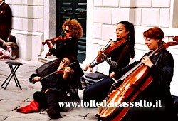 SARZANA - Il quartetto d'archi "Euphoria" si esibisce in Via Mazzini durante un'edizione de "The Street on Stage"