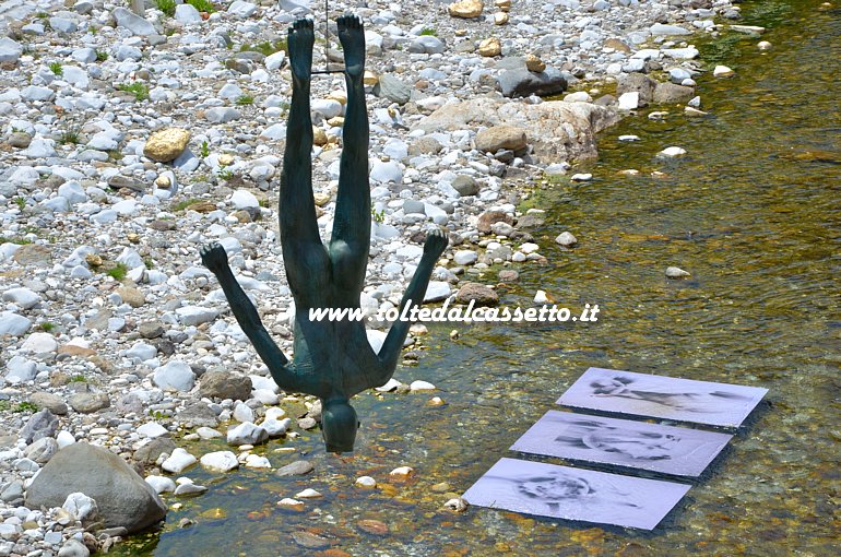 CIBART 2016 (Seravezza) - "Land Art" nel greto del torrente Vezza. Il tuffatore  opera di Emanuele Giannelli, i quadri immersi nell'acqua sono di Lido Marchetti