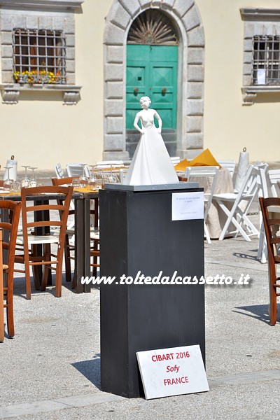 CIBART 2016 (Seravezza) - La statuina in marmo dell'artista francese Sofy si erge in mezzo ai tavoli apparecchiati di Piazza Carducci