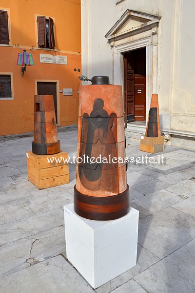 CIBART 2017 (Seravezza) - Scultura "Citt verticale" dell'artista Claudio Tomei (realizzata in terracotta patinata, ferro, bronzo e legno) in esposizione sul sagrato del Duomo