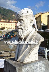 CIBART NATALE 2016 (Seravezza) - Il busto dedicato al poeta seravezzino Enrico Pea  stato impreziosito con un cappello in versione natalizia