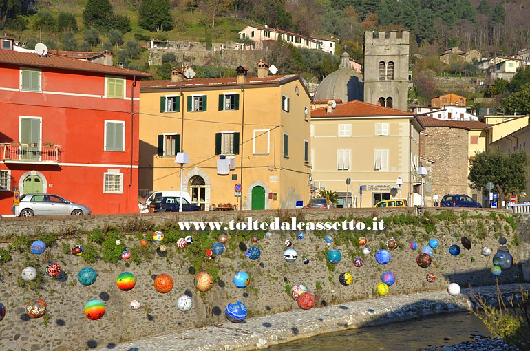 CIBART NATALE 2016 (Seravezza) - Palloni colorati sospesi sul torrente Vezza