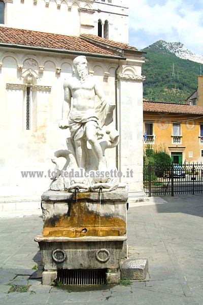 CARRARA - La scultura di Nettuno Dio del Mare, opera di Baccio Bandinelli, troneggia sulla fontana di Piazza Duomo