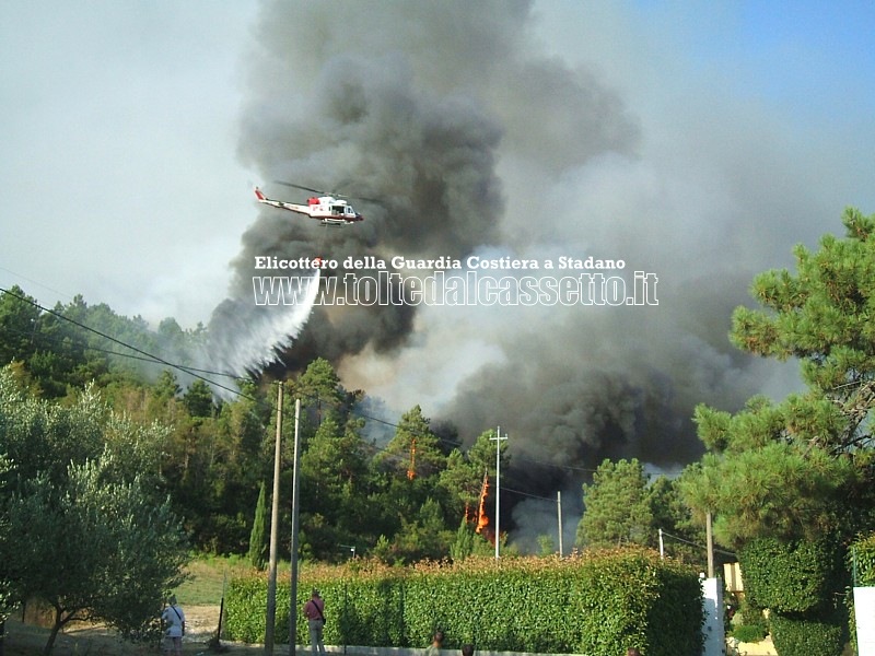 INCENDIO A STADANO del 25/08/2011 - Ore 18:22 - Un elicottero della Guardia Costiera scarica acqua vicino alle abitazioni
