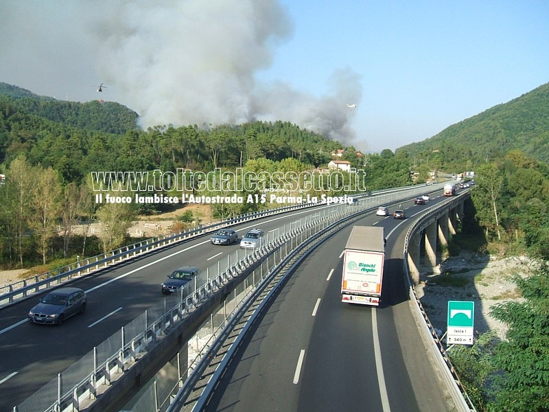 INCENDIO A STADANO del 25/08/2011 - Ore 17:55 - Il fuoco lambisce l'Autostrada A15 mentre gli elicotteri sganciano il loro carico d'acqua