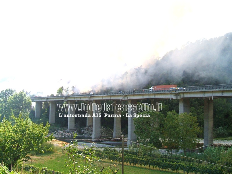 INCENDIO A STADANO del 25/08/2011 - Ore 16:18 - Sulle "lame di Aulla" il viadotto dell'Autostrada A15 scompare nel fumo