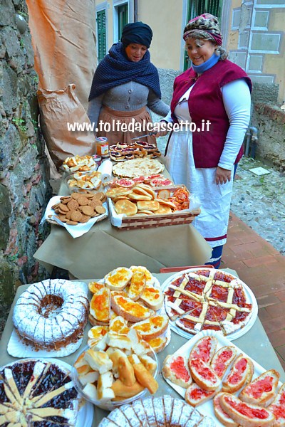 LERICI (Presepe vivente) - Bancarella con dolci, torte, focacce e biscotti da offrire ai visitatori