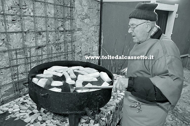 LERICI (Presepe vivente) - Figurante addetto a friggere gli sgabei, specialit tipica dello spezzino e della Lunigiana