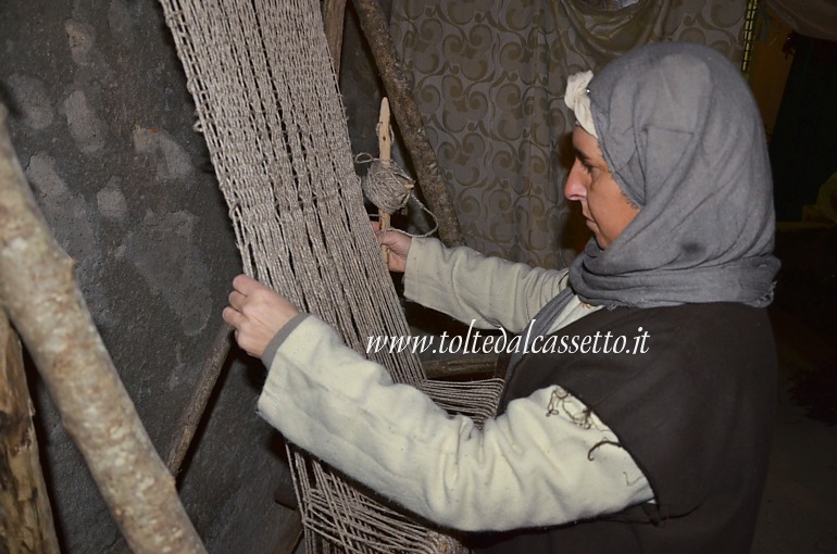 NICOLA di LUNI (Presepe vivente) - Donna al telaio per la lavorazione della lana