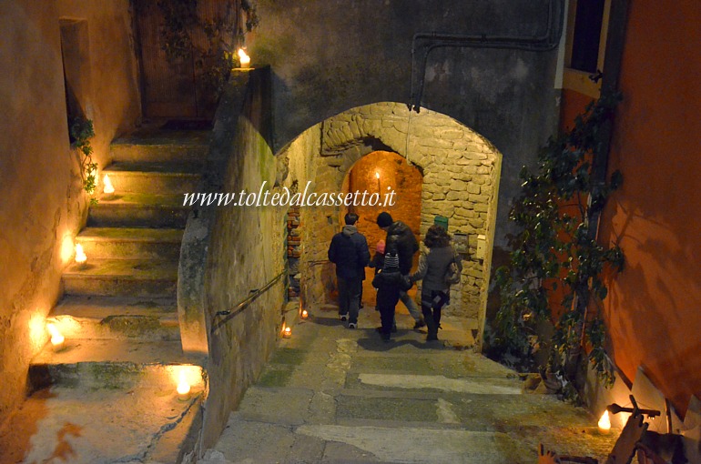 ALBIANO MAGRA (Presepe vivente) - Visitatori in un vicolo del borgo illuminato con candele
