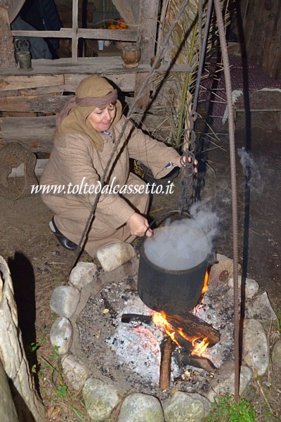CINQUALE di MONTIGNOSO (Presepe vivente) - Cucina da campo con paiolo bollente