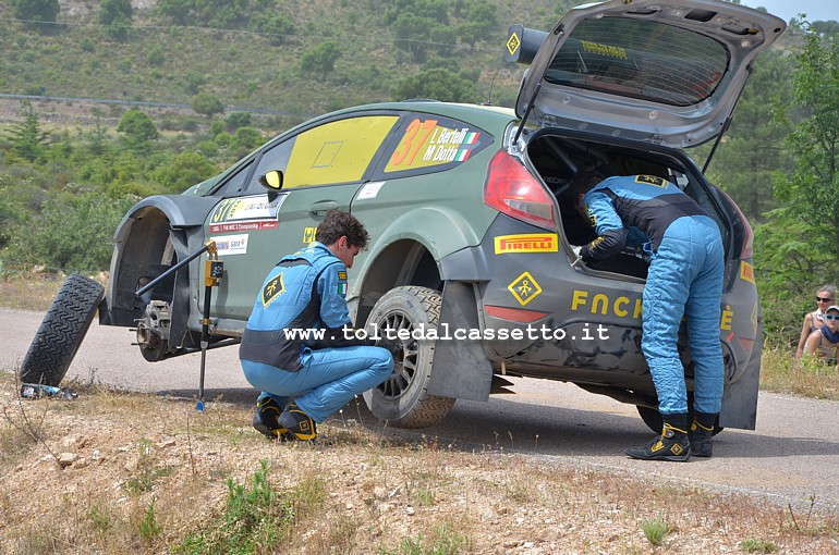 RALLY ITALIA SARDEGNA 2014 - Gli italiani Lorenzo Bertelli e Mitia Dotta ripresi durante un'inversione gomme della loro Ford Fiesta RRC S2000 (n.37)