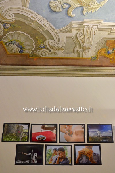 AMEGLIA (RespirArte 2017) - Colpo d'occhio su alcune fotografie in mostra e gli affreschi che decorano il soffitto di una sala del castello